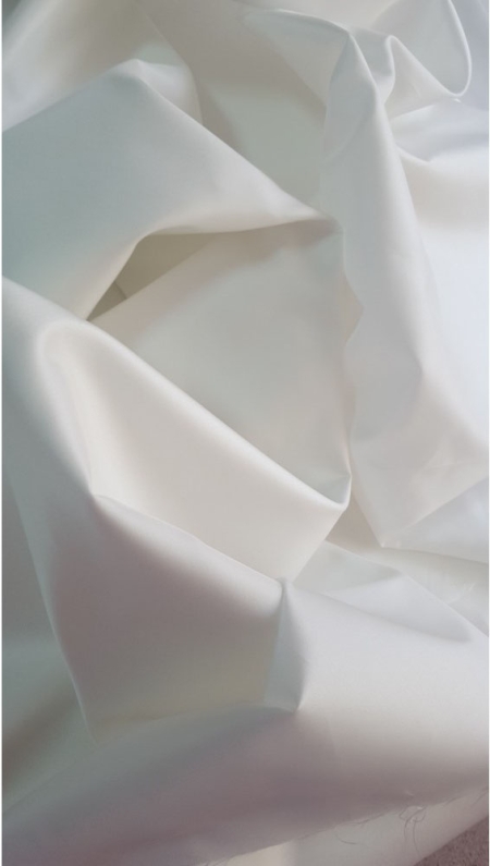 Cădere fermă ivory cu structură densă tip tafta, falduri diagonale ample