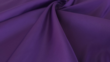Material violet imperial răsucit în spirală falduri late cu reflexii satinat pe fond violet
