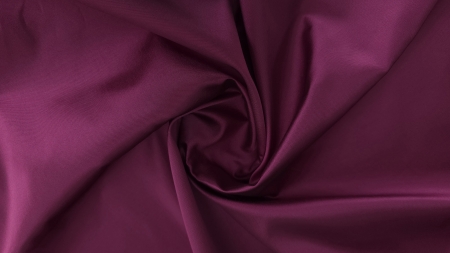 Mikado magenta material aranjat în spirală cu falduri și umbre bordo prună