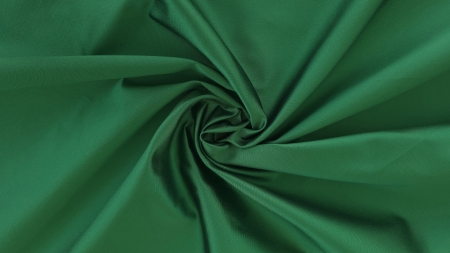 Mikado verde cu mătase naturală răsucit în spirală, falduri radiale cu reflexii luminos satinate
