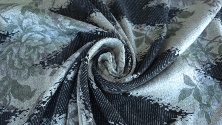 Stofă imprimată gri olive la metru, răsucită în spirală, cu flori și zigzag negru