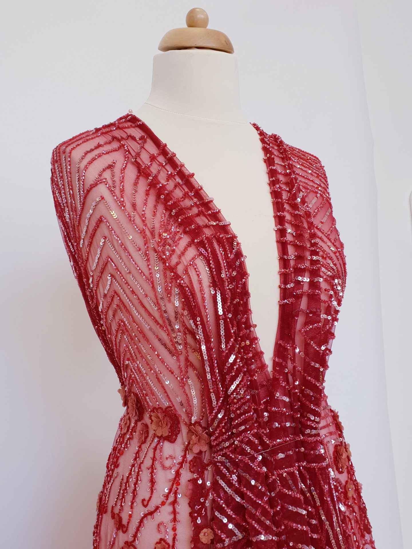 Broderie burgundy lucrata manual cu mici aplicatii 3D