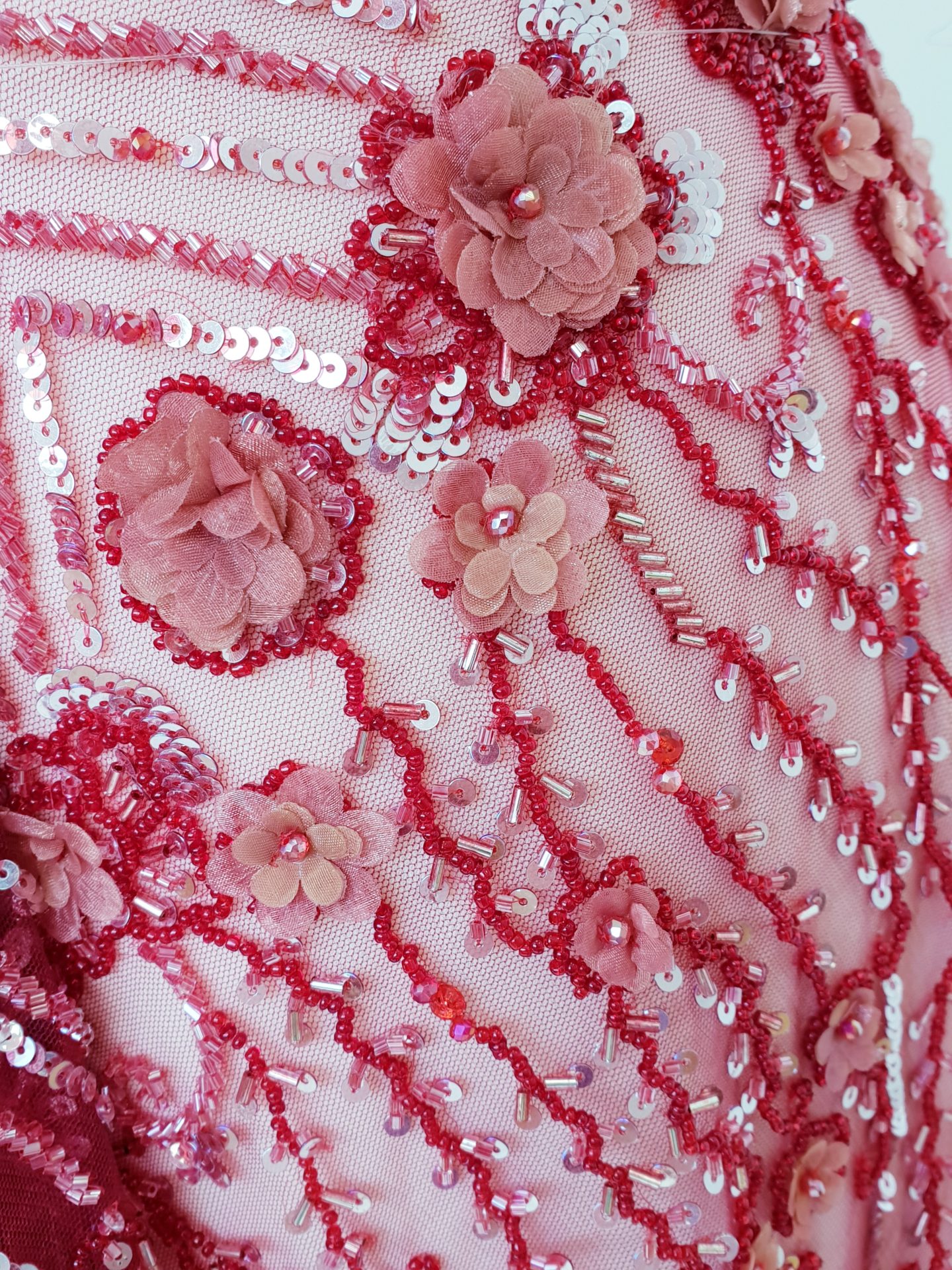 Broderie burgundy lucrata manual cu mici aplicatii 3D - imagine 4