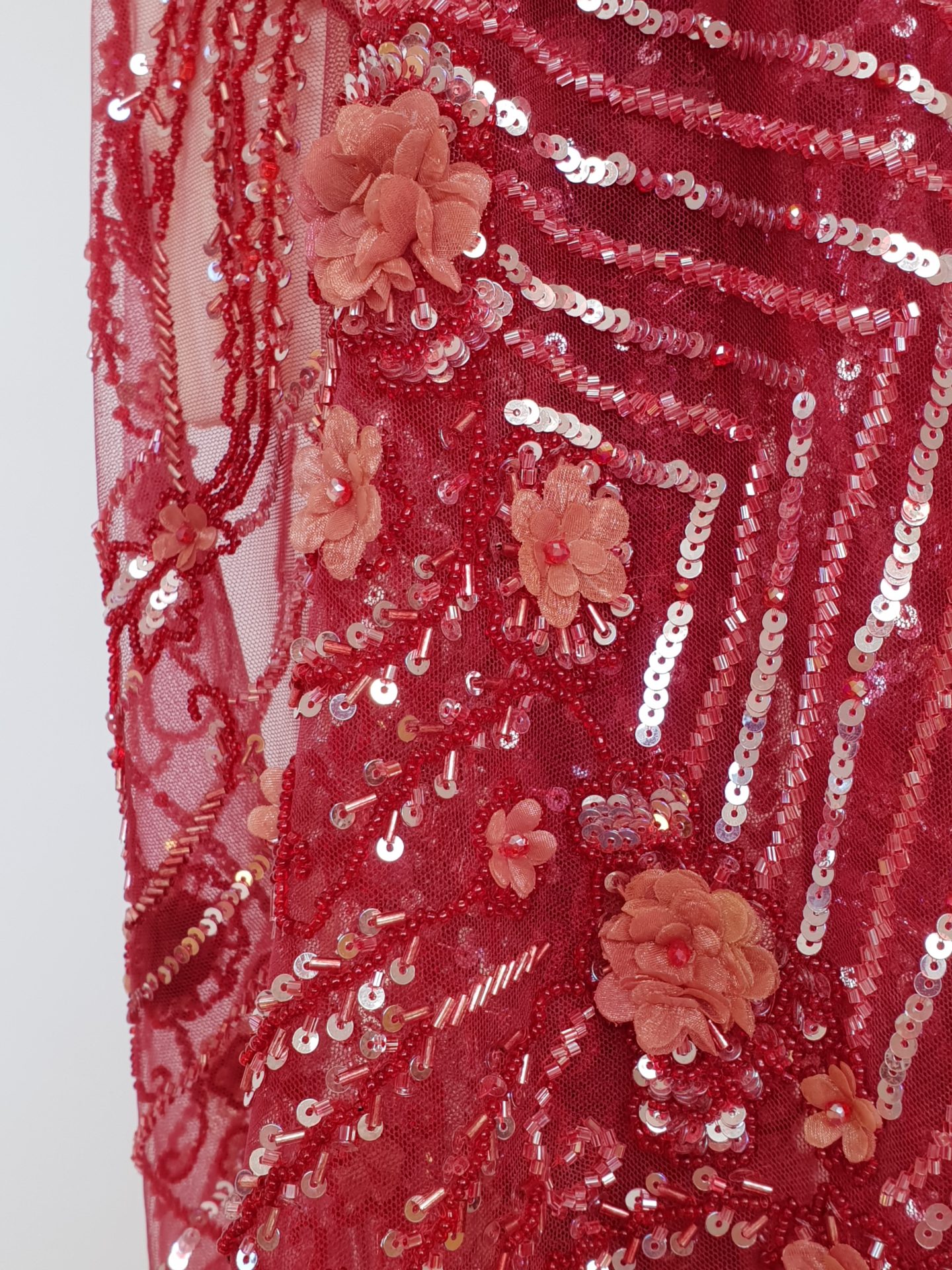 Broderie burgundy lucrata manual cu mici aplicatii 3D - imagine 9