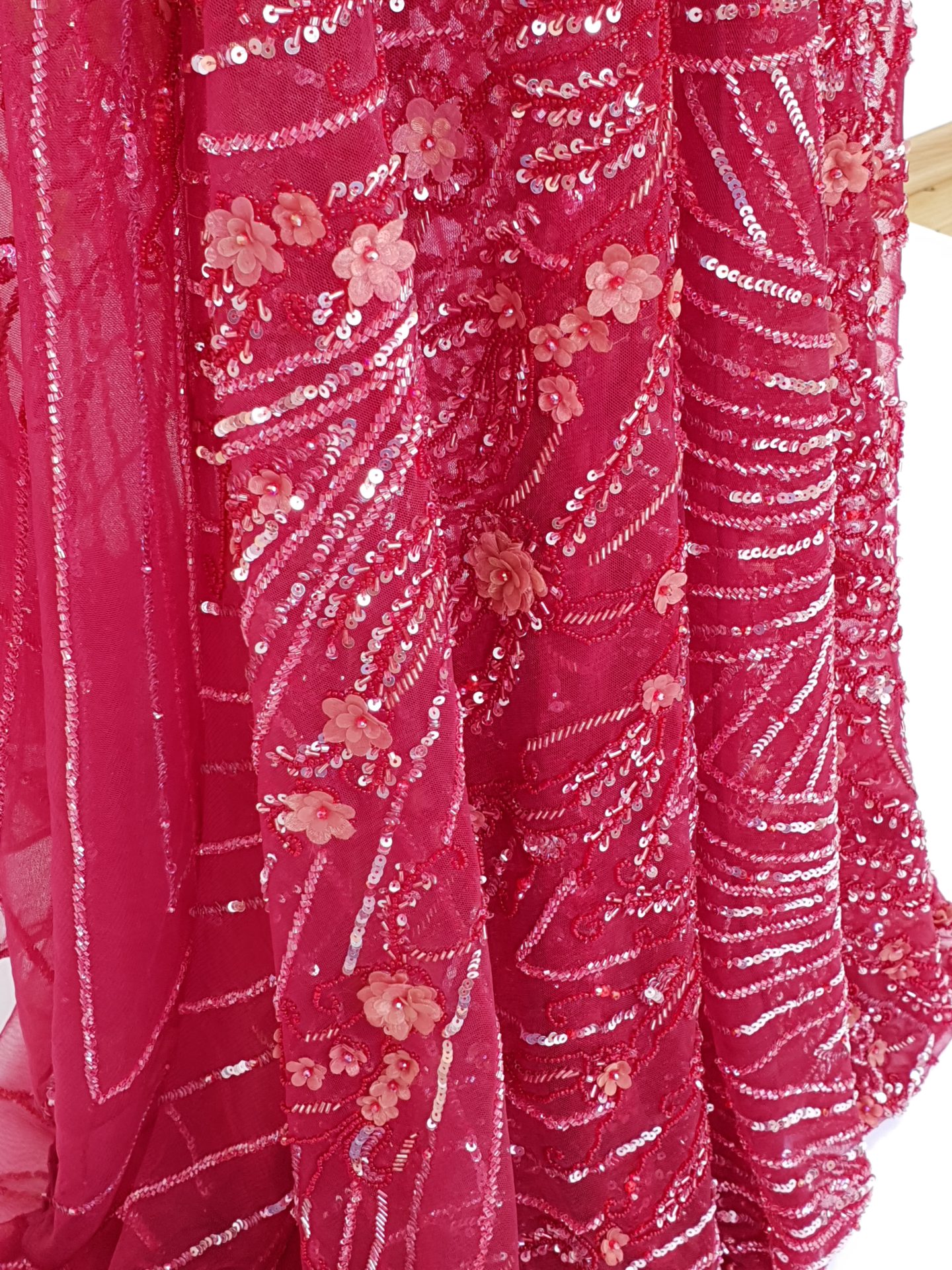 Broderie burgundy lucrata manual cu mici aplicatii 3D - imagine 10