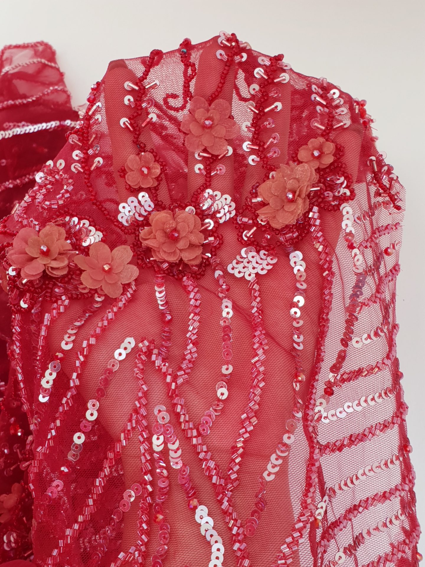 Broderie burgundy lucrata manual cu mici aplicatii 3D - imagine 12