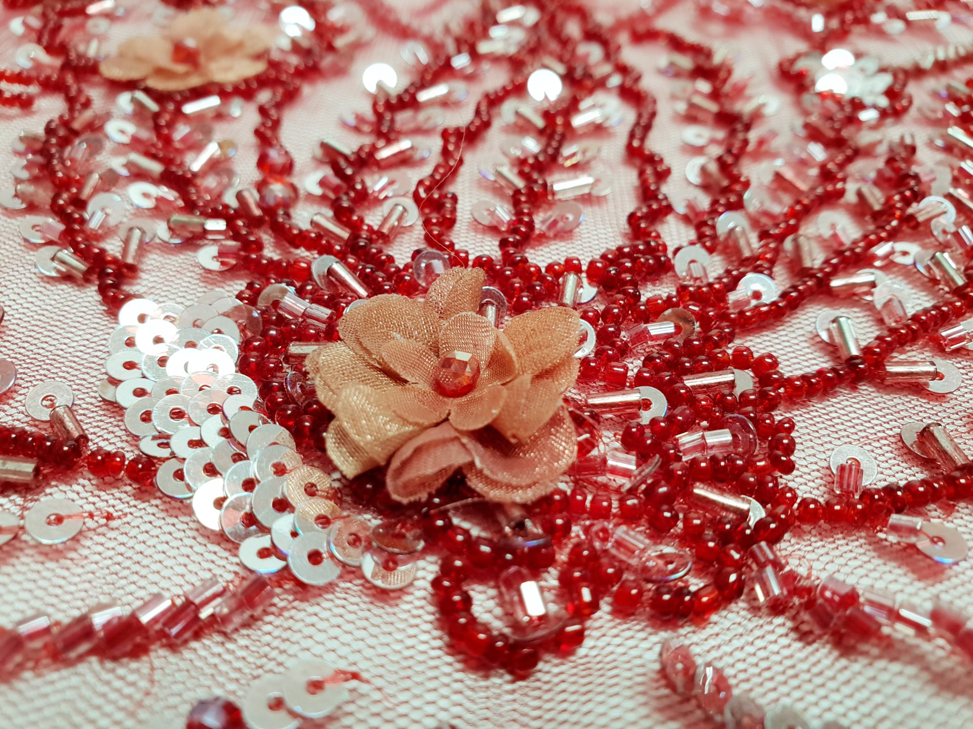 Broderie burgundy lucrata manual cu mici aplicatii 3D - imagine 13