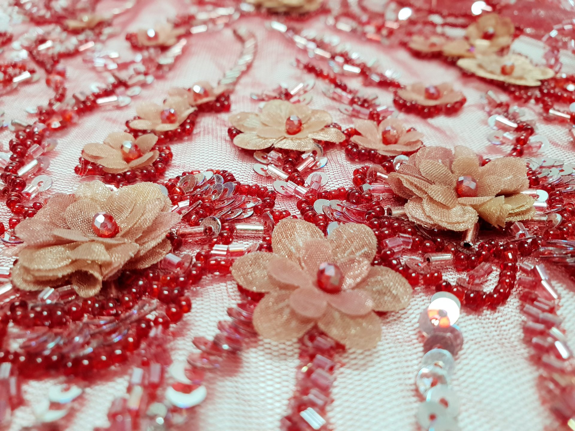 Broderie burgundy lucrata manual cu mici aplicatii 3D - imagine 14