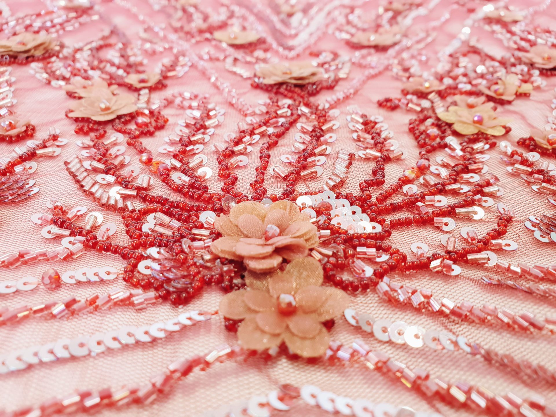 Broderie burgundy lucrata manual cu mici aplicatii 3D - imagine 17