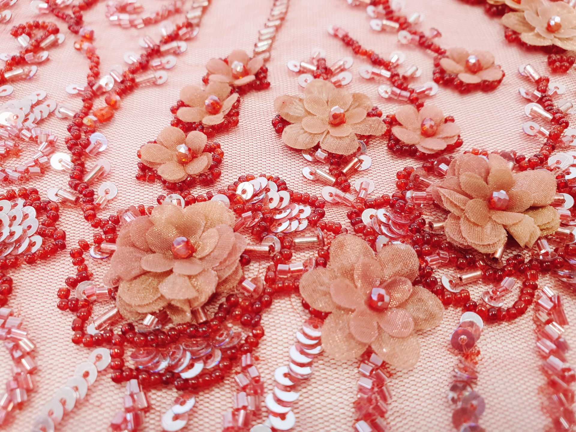 Broderie burgundy lucrata manual cu mici aplicatii 3D - imagine 18