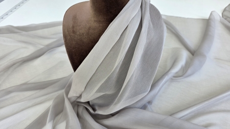 Voal creponat gri oțel muselină din mătase naturală drapat pe bust de prezentare