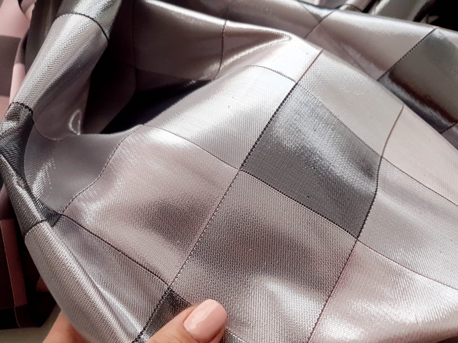 Brocard jacquard in carouri roz-negru - imagine 3