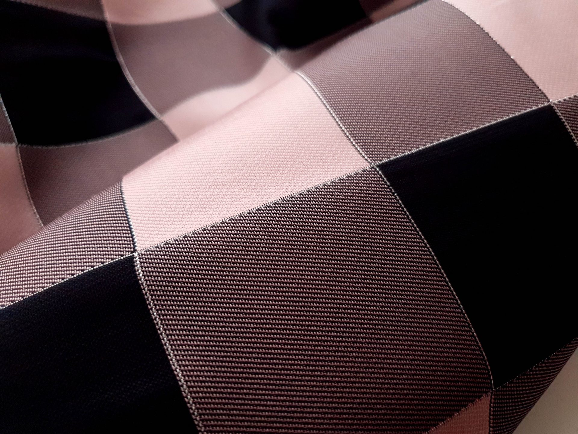 Brocard jacquard in carouri roz-negru - imagine 4