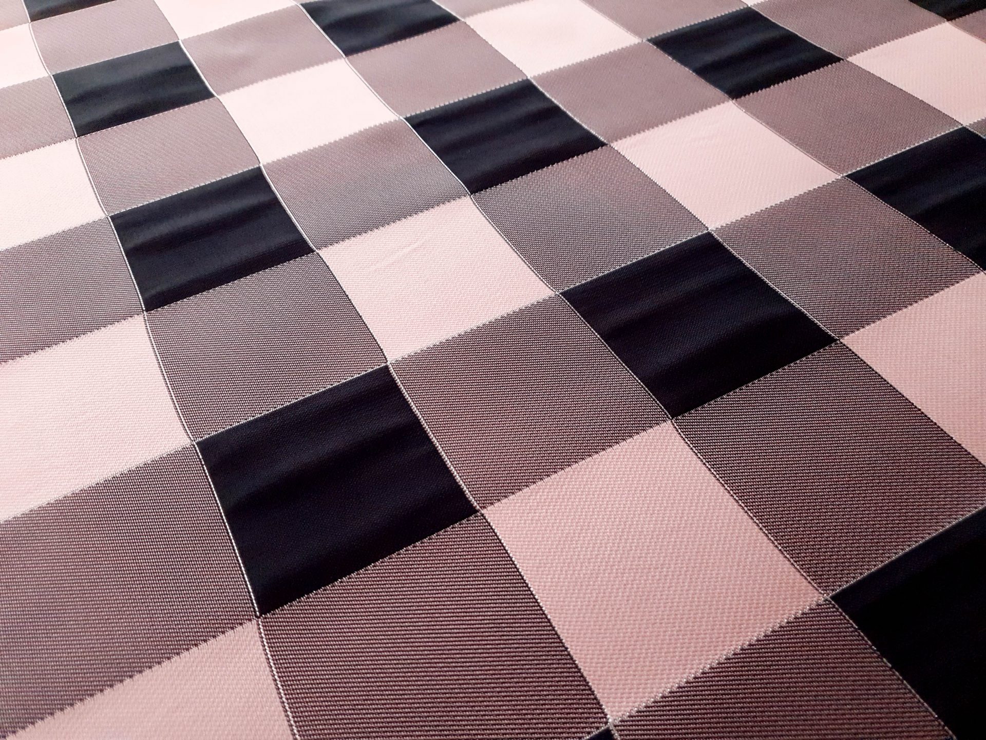 Brocard jacquard in carouri roz-negru - imagine 5