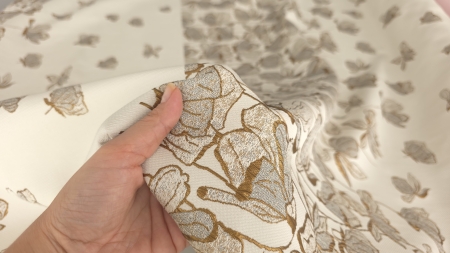 Brocard beige & gold cu flori ținut în mână, cu frunze argintii și contururi aurii