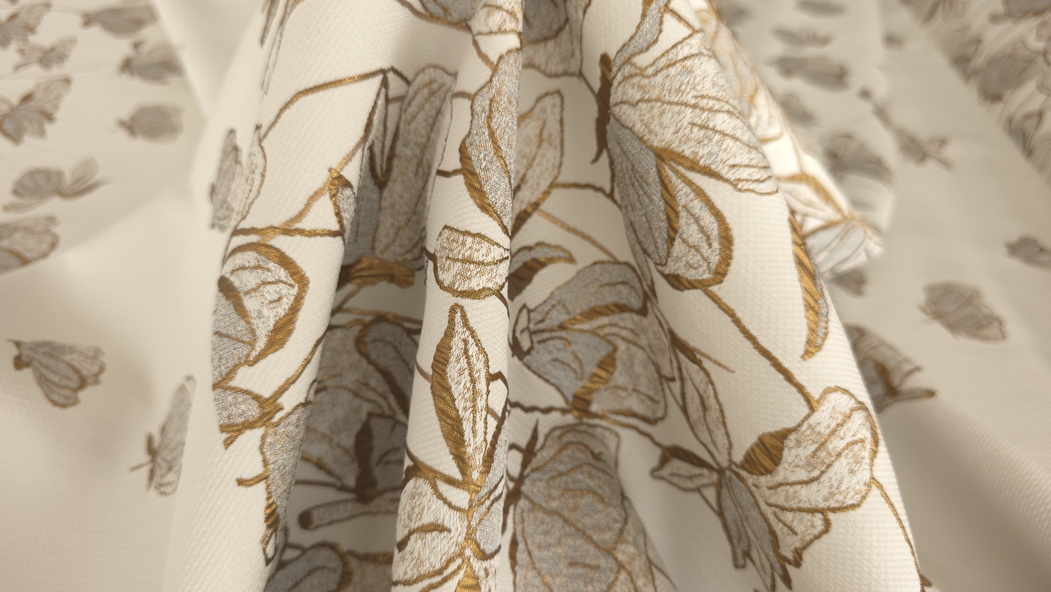 Falduri verticale din material floral beige gold, cu ramuri și frunze metalizate