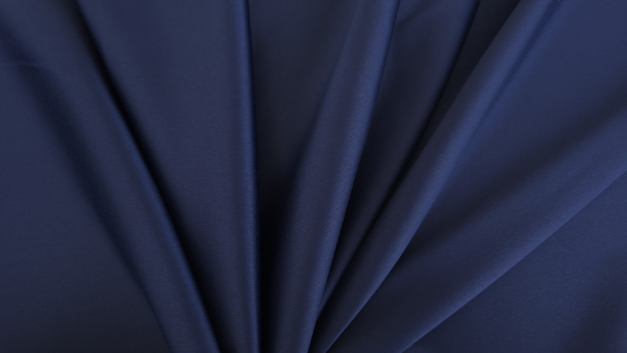 Tafta bleumarin pentru rochii în falduri evantai, culoare saturată și suprafață uniformă