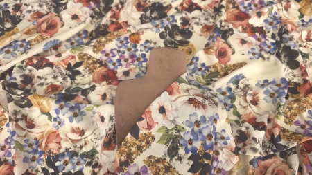 Stofa fina de lana cu imprimeu digital floral asezata in falduri moi peste bust maro