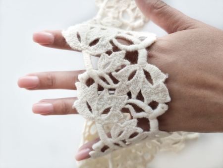 Banda din lana cu frunzulite