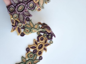 Banda din lana brodata multicolora