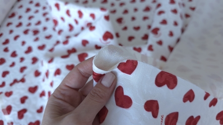 Brocard cu imprimeu digital inimioare roșii pe bază albă, prim plan textură