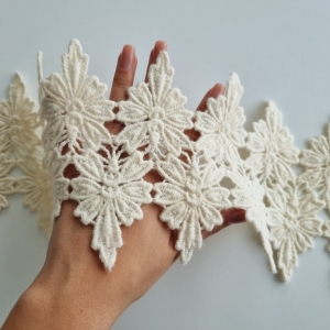Aplicatie decorativa din lana nature model frunze