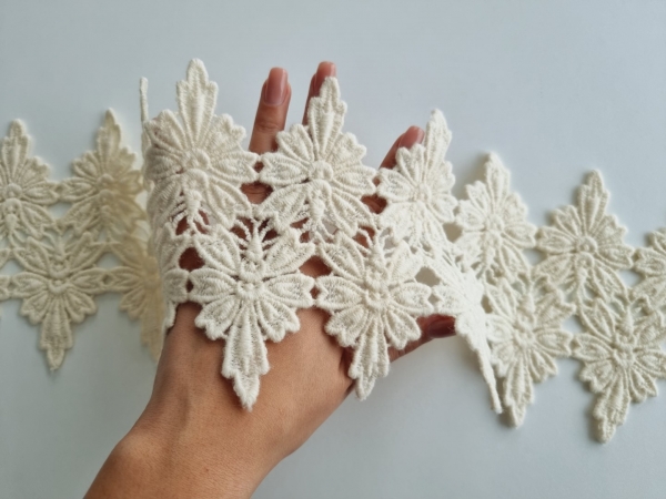 Aplicatie decorativa din lana nature model frunze