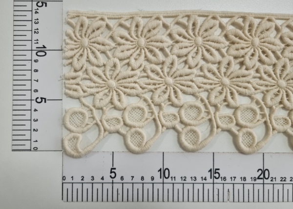 Aplicatie decorativa din lana ivory model flori