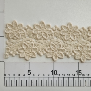 Aplicatie decorativa brodata din lana nature cu latime 8 cm
