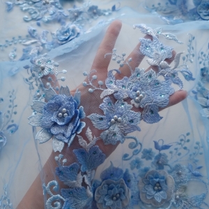 Broderie bleu cu insertii de perle si cristale