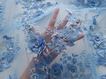 Broderie bleu cu insertii de perle si cristale