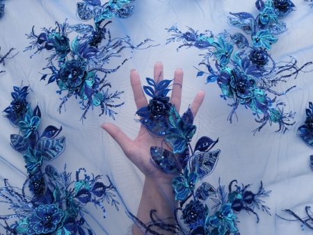 Broderie bleu cu insertie de fir metalizat