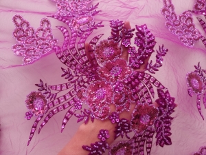 Broderie magenta cu micropaiete