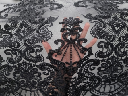 Broderie neagra accesorizata cu micropaiete si margele