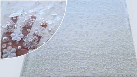 Broderie alba accesorizata cu flori 3D