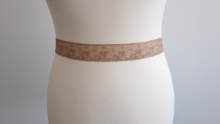 Banda subtire decorativa din dantela caffe latte