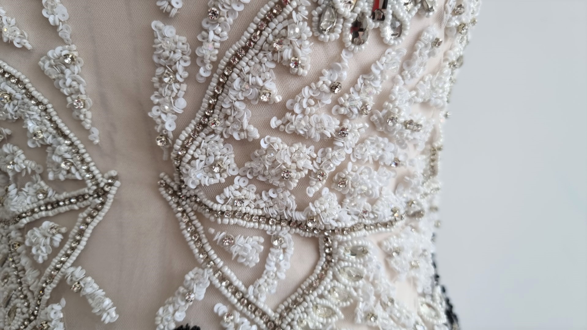 Rochie lunga realizata din panouri accesorizate manual - imagine 10