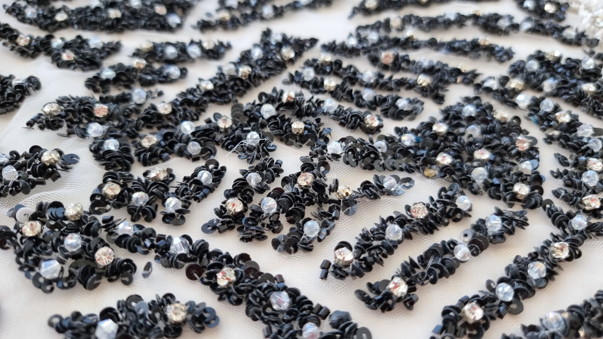 Rochie lunga realizata din panouri accesorizate manual - imagine 11