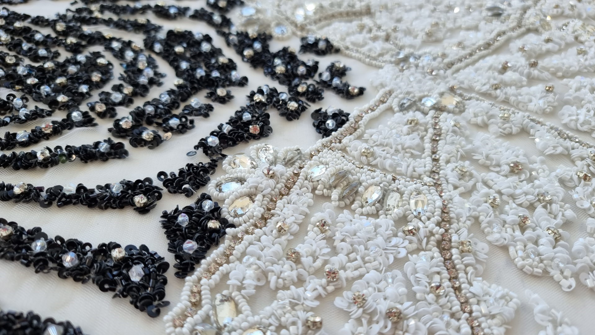 Rochie lunga realizata din panouri accesorizate manual - imagine 12