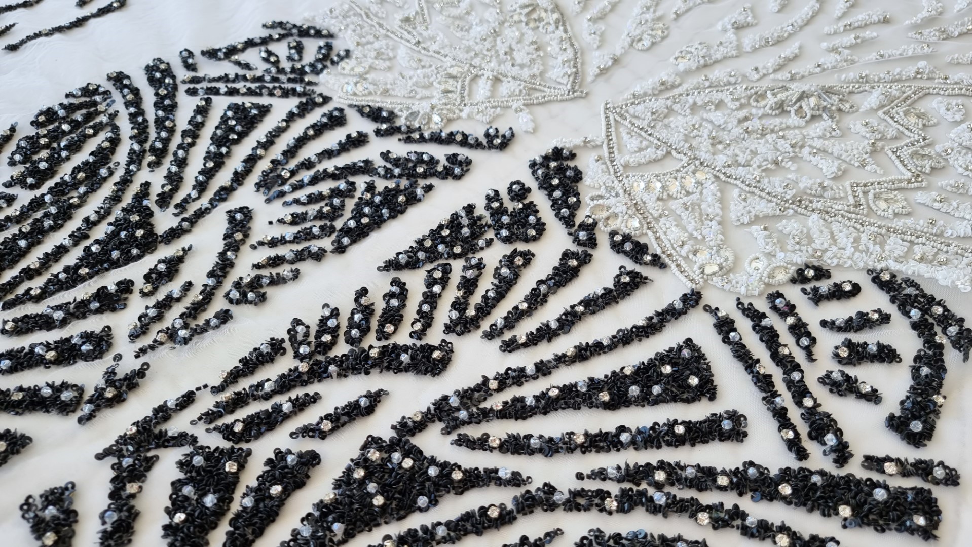 Rochie lunga realizata din panouri accesorizate manual - imagine 13