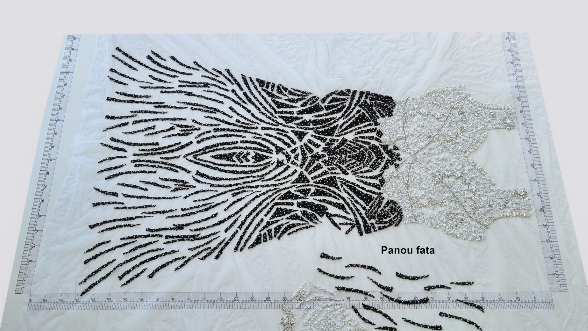 Rochie lunga realizata din panouri accesorizate manual - imagine 15