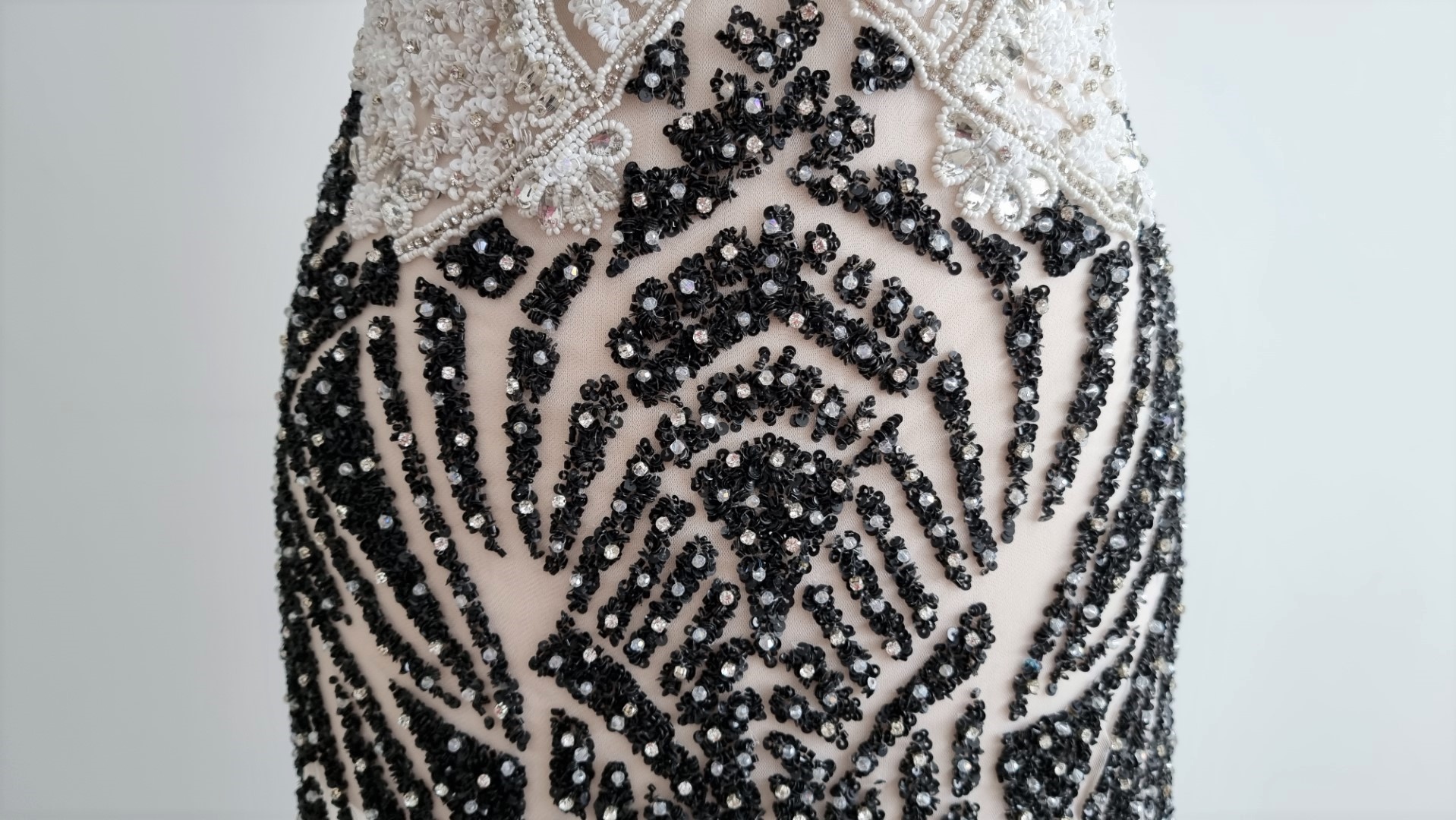 Rochie lunga realizata din panouri accesorizate manual - imagine 4