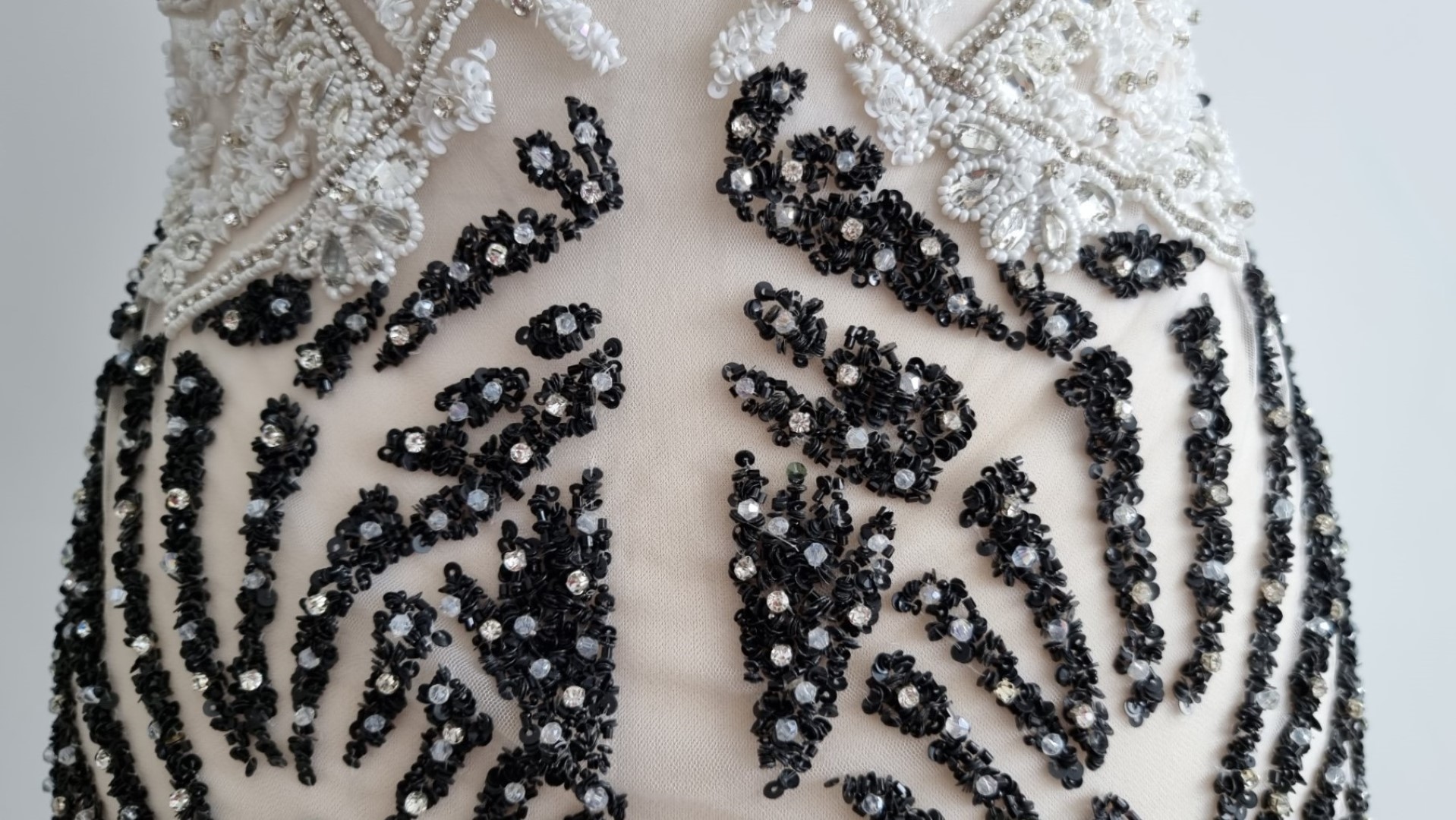 Rochie lunga realizata din panouri accesorizate manual - imagine 9