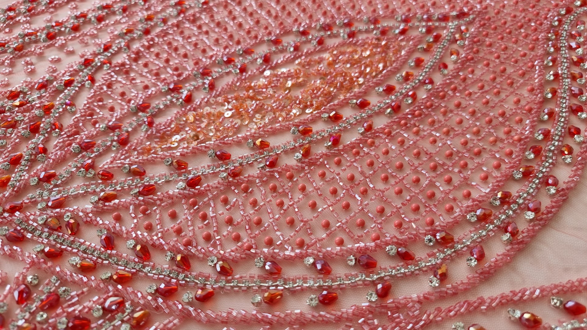 Rochie lunga corai accesorizata manual cu margele si pietre - panouri - imagine 13