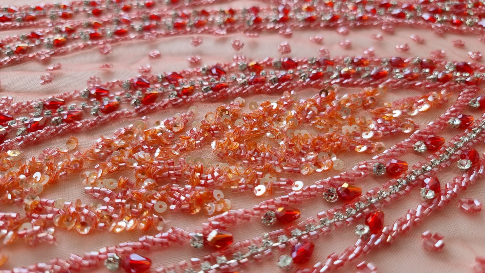 Rochie lunga corai accesorizata manual cu margele si pietre - panouri - imagine 12