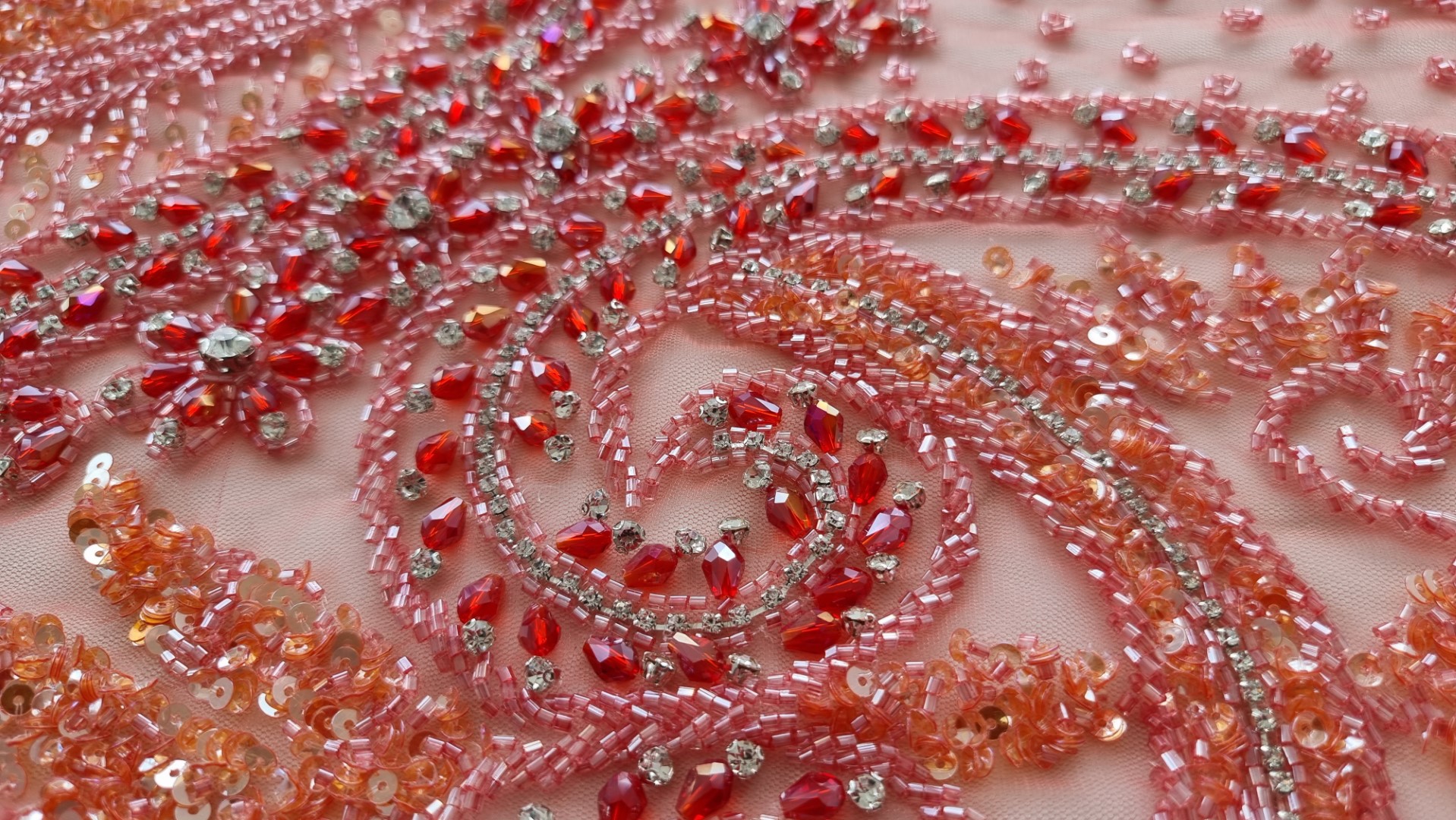 Rochie lunga corai accesorizata manual cu margele si pietre - panouri - imagine 11