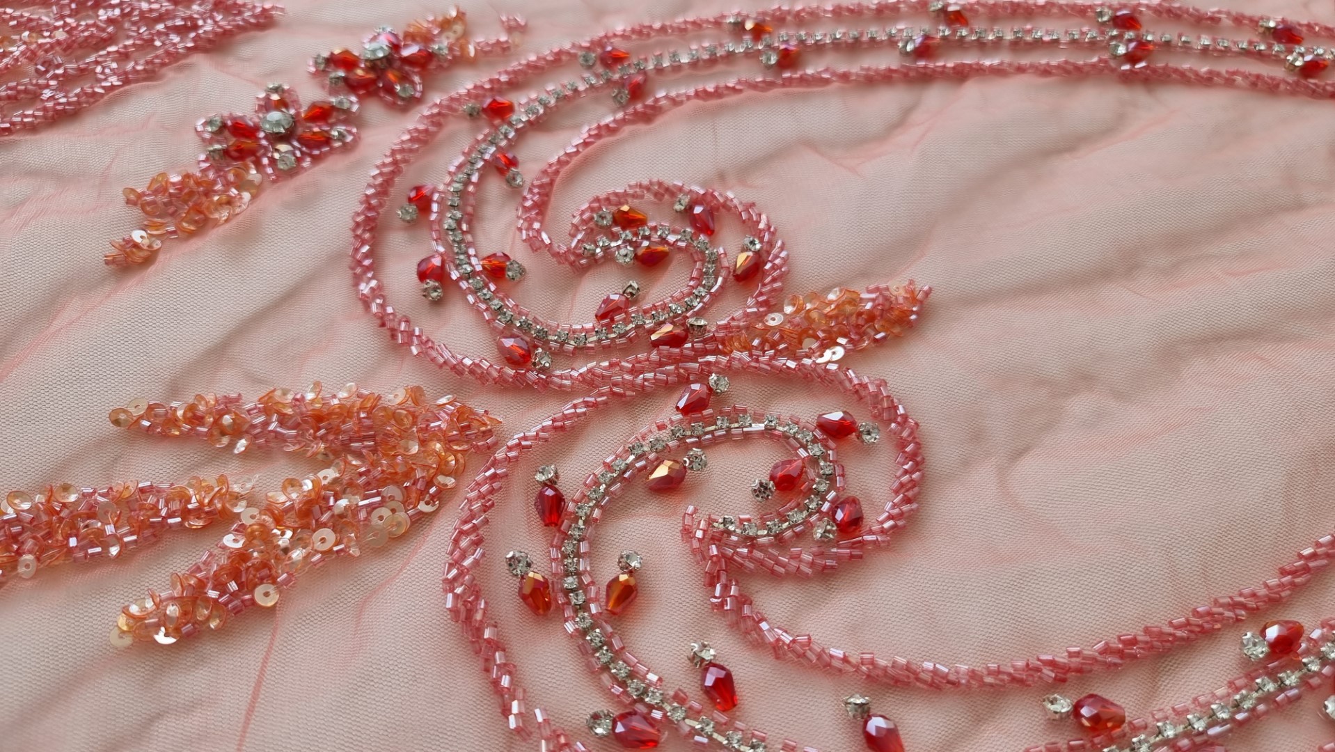 Rochie lunga corai accesorizata manual cu margele si pietre - panouri - imagine 8