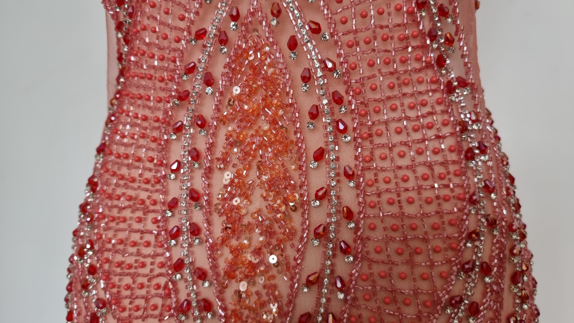 Rochie lunga corai accesorizata manual cu margele si pietre - panouri - imagine 3