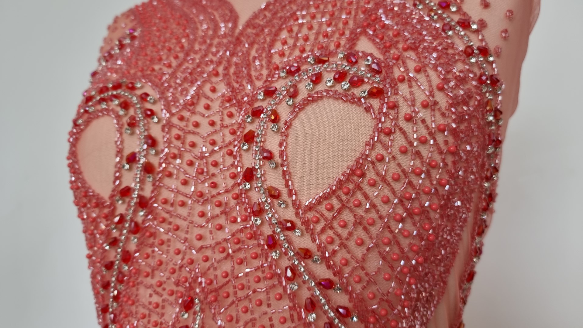 Rochie lunga corai accesorizata manual cu margele si pietre - panouri - imagine 4