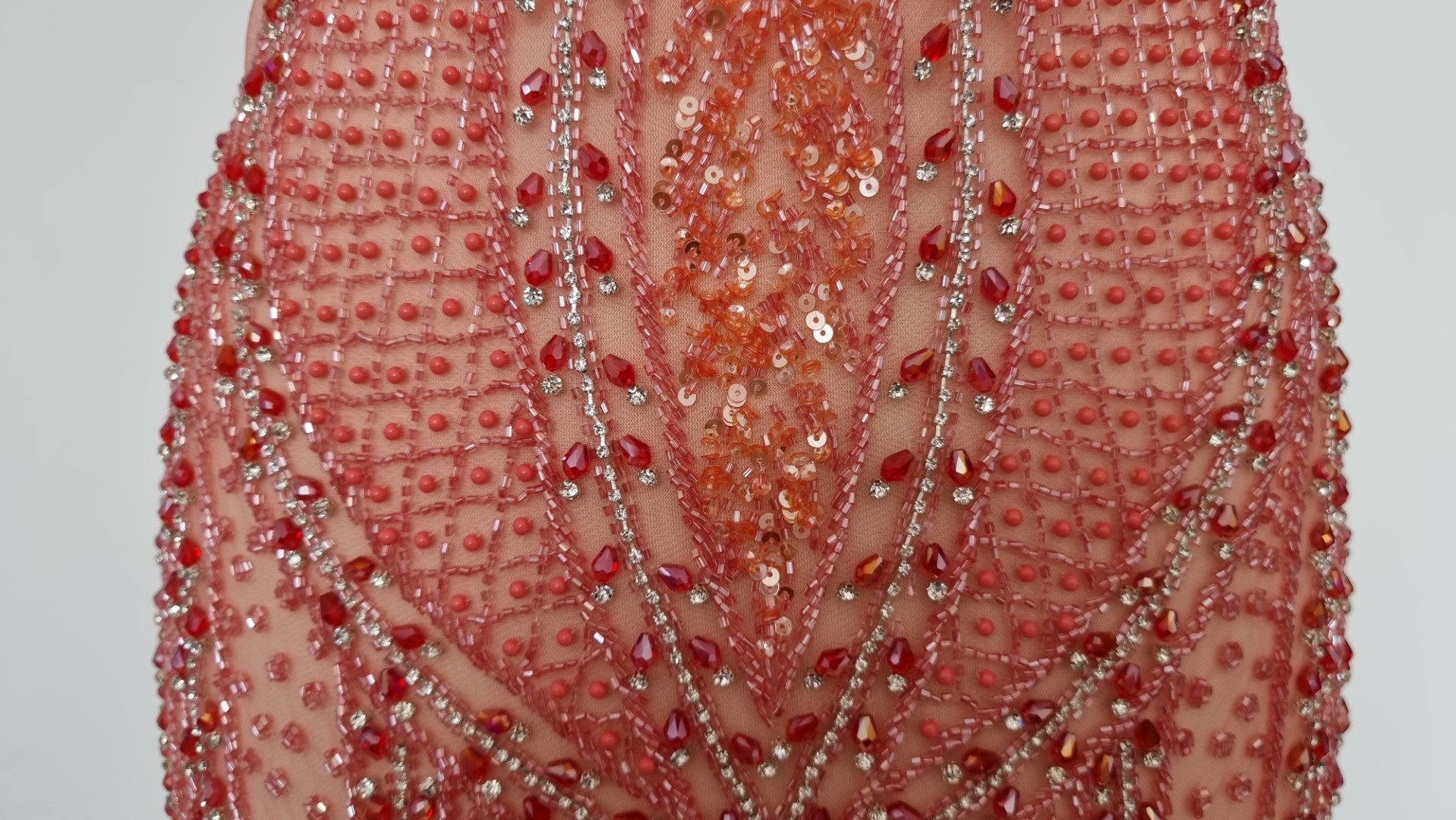 Rochie lunga corai accesorizata manual cu margele si pietre - panouri - imagine 5